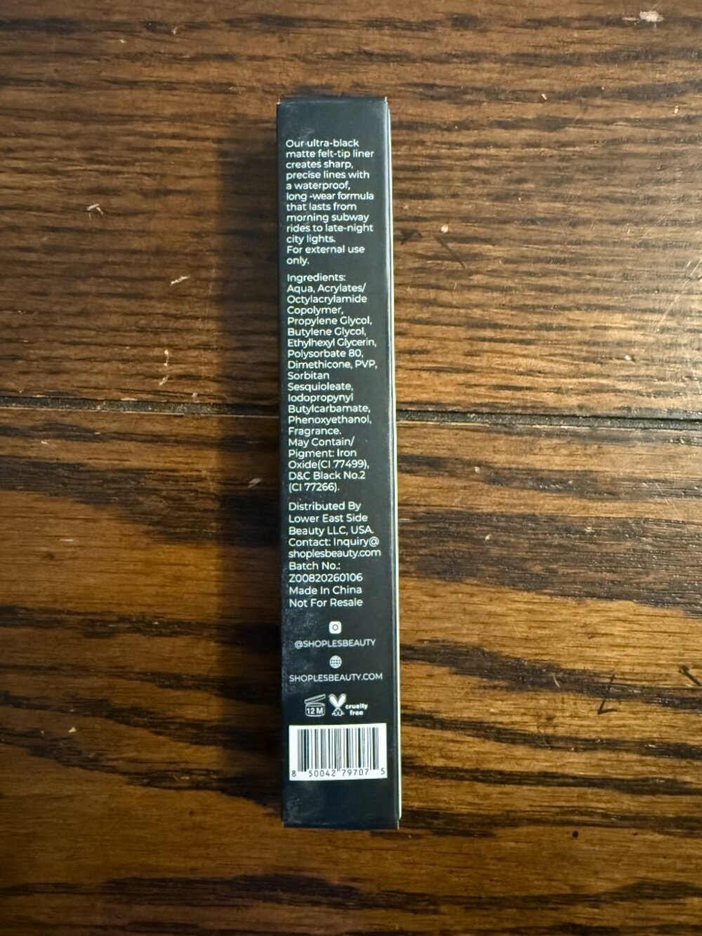 Les Beauty Lower East Side Felt Tip Eyeliner in Black - Picture 3 of 5